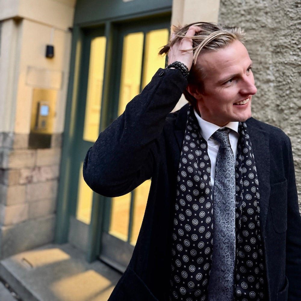 Övrekjäla Slips Grå